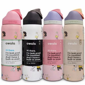 K&ouml;nnte beinhalten: Vier isolierte Owala-Wasserflaschen in Rosa, Wei&szlig;, Lavendel und Beige. Jede Flasche hat einen unterschiedlich farbigen Deckel und zeigt ein Cartoon-Design und den Text "Hi there. I'm leak proof. I'm insulated. And I have a built-in straw."