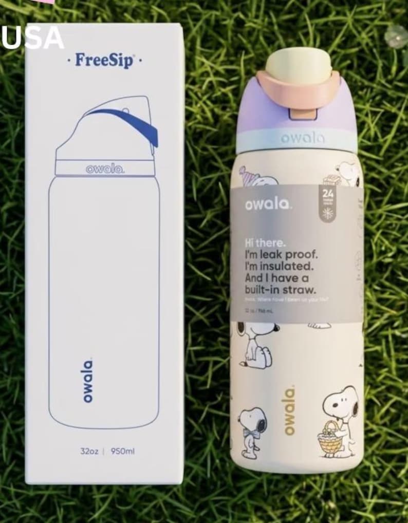 K&ouml;nnte beinhalten: Eine wei&szlig;e und lavendelfarbene Owala FreeSip Wasserflasche mit Snoopy-Design und eingebautem Strohhalm. Die Flasche fasst 950 ml und tr&auml;gt den Text "Hi there. I'm leak proof. I'm insulated."