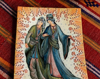 Piatto in ceramica turca figurativo a tema pettegolezzo – Composizione artistica realizzata a mano