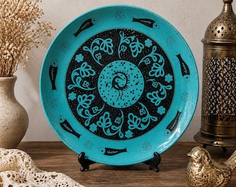 Plato de cerámica hecho a mano, arte mural turquesa, motivo de garza y pez, arte selyúcida anatolio, cerámica bajo vidriado, pieza única.