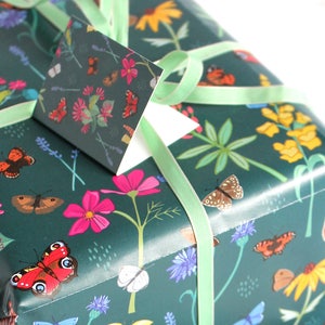 Papier cadeau papillons et fleurs de jardin avec étiquette, papier cadeau papillons, papier de scrapbooking image 2