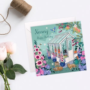 Happy Birthday Nanny Card, kaart met felle bloemen, katten in de kas