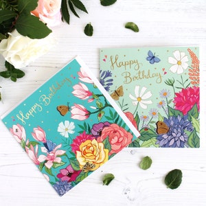 Conjunto de 4 cartões florais de feliz aniversário em verde-azulado e menta com detalhes em folha de ouro, ilustrações botânicas.