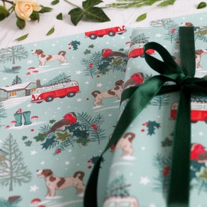 Carta da regalo natalizia in stile vintage con etichetta, camper e albero di Natale