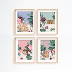 Set di 4 stampe con graziosi animali domestici e piante da appartamento, stampa con coniglietto, stampa con porcellino d'India, stampa con gatto, stampa con riccio