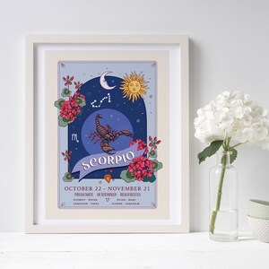 Puede incluir: Un p&oacute;ster de signo zodiacal imprimible con Escorpio. El p&oacute;ster tiene un fondo azul con un escorpi&oacute;n, estrellas, una luna creciente y un sol. El p&oacute;ster tambi&eacute;n incluye las fechas de Escorpio, el elemento, el regente, la piedra preciosa y la flor.