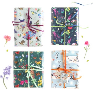 Pu&ograve; includere: Quattro diversi design di carta da regalo con temi naturalistici. Il primo design &egrave; blu con uccelli, fiori e un annaffiatoio. Il secondo design &egrave; blu scuro con fiori, farfalle e uccelli. Il terzo design &egrave; verde con farfalle, fiori e un colibr&igrave;. Il quarto design &egrave; azzurro con gabbiani, conchiglie e un pulcinella di mare.