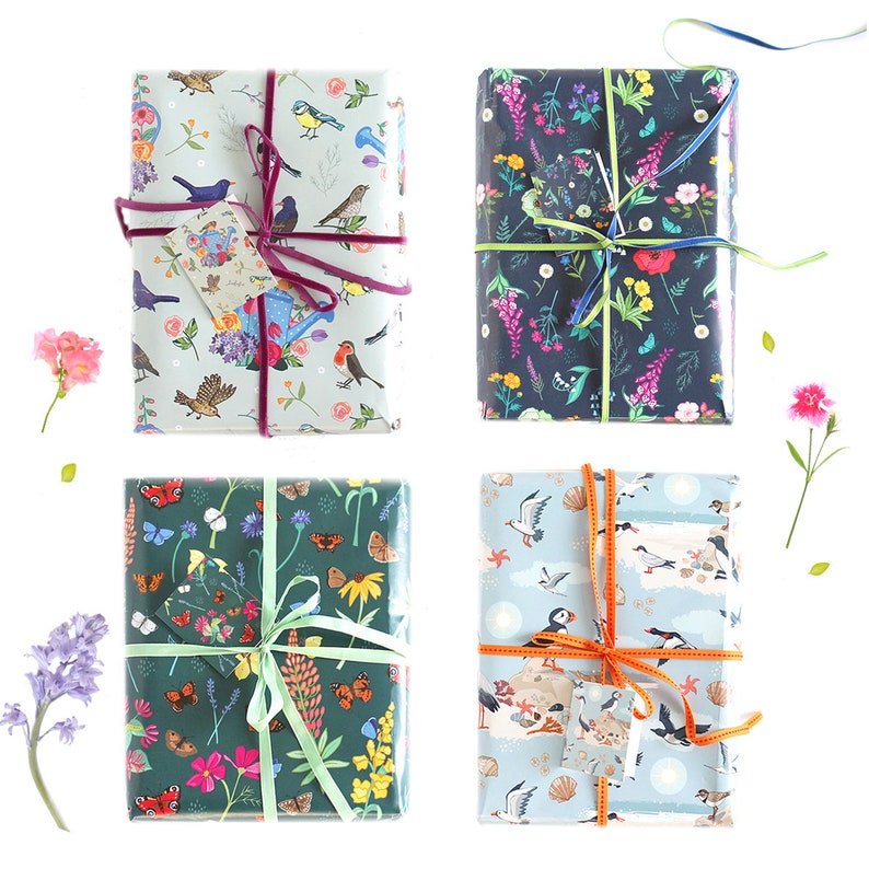 Pu&ograve; includere: Quattro diversi design di carta da regalo con temi naturalistici. Il primo design &egrave; blu con uccelli, fiori e un annaffiatoio. Il secondo design &egrave; blu scuro con fiori, farfalle e uccelli. Il terzo design &egrave; verde con farfalle, fiori e un colibr&igrave;. Il quarto design &egrave; azzurro con gabbiani, conchiglie e un pulcinella di mare.