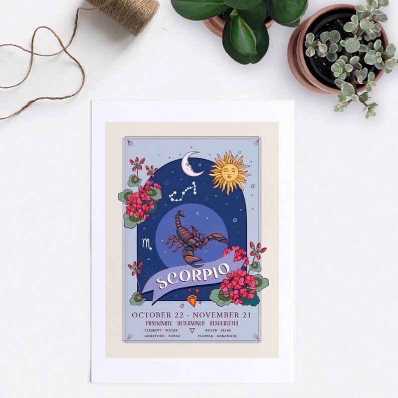 Puede incluir: Una ilustraci&oacute;n de estilo vintage del signo del zod&iacute;aco Escorpio. La ilustraci&oacute;n presenta un escorpi&oacute;n, una luna creciente, un sol y una constelaci&oacute;n de estrellas sobre un fondo azul. El texto "Escorpio" est&aacute; escrito en una fuente decorativa con una pancarta debajo. El texto "22 de octubre - 21 de noviembre" est&aacute; escrito debajo de la pancarta. El texto "Apasionado, Determinado, Ingenioso" est&aacute; escrito debajo de las fechas. El texto "Elemento: Agua, Gobernante: Marte, Piedra preciosa: Topacio, Flor: Geranio" est&aacute; escrito debajo de los rasgos de personalidad.