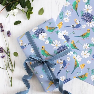 Carta da regalo per pappagallini ondulati con etichetta raffigurante pappagallini ondulati e fiori da giardino, carta da regalo, carta per scrapbooking