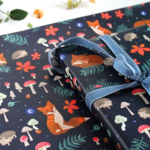 Carta da regalo con volpe e riccio, etichetta con animali del bosco in letargo, funghi e cielo notturno, carta da regalo, carta per scrapbooking