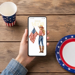 以下が含まれることがあります： スマートフォンには、アメリカの国旗を持つ女性の愛国的なイラストが表示されています。 赤、白、青の星柄の紙コップと皿が木製の表面にあります。