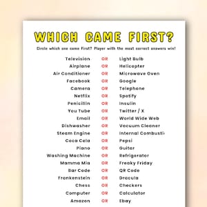以下が含まれることがあります： 「WHICH CAME FIRST?」というタイトルの白い紙のゲームで、黄色の見出しが付いています。ゲームは、「テレビ」や「電球」などのアイテムのペアをリストし、プレイヤーがどちらが最初に来たかを選択します。テキストは黒です。