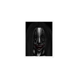 Peut inclure: Un autocollant représentant une illustration détaillée d'un visage humanoïde pâle avec de longs cheveux noirs. Le visage a de grands yeux sombres, un large sourire inquiétant avec des dents rouges et une ligne verticale au centre.