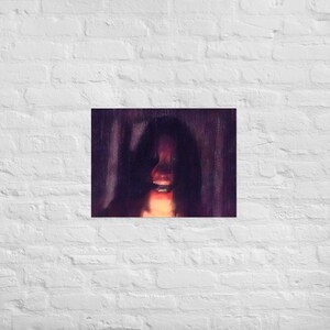 Peut inclure: Une impression d'art encadrée représentant un portrait sombre et troublant. L'œuvre représente une figure aux longs cheveux sombres et à la bouche déformée, ouverte, dans des tons de violet, de rouge et de noir. L'arrière-plan présente des lignes verticales.