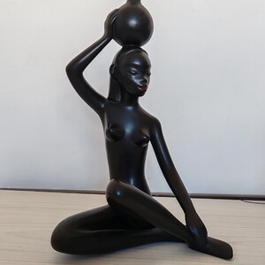 Vintage Gmundner Keramik beeldje van een Afrikaanse vrouw, model 2280, Oostenrijkse kunstkeramiek uit de jaren 1950, met GK Fink label.
