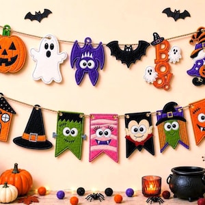 Könnte beinhalten: Eine Halloween-Girlande mit zwei Reihen aus Filzornamenten an einer Schnur. Die obere Reihe zeigt einen Kürbis, ein Gespenst, eine lila Fledermaus, eine schwarze Fledermaus, das Wort BOO und einen Zwerg. Die untere Reihe besteht aus einem Haus, einem Hexenhut, Frankenstein, einer Mumie, einem Vampir, einer Hexe und einer orangefarbenen Flagge.