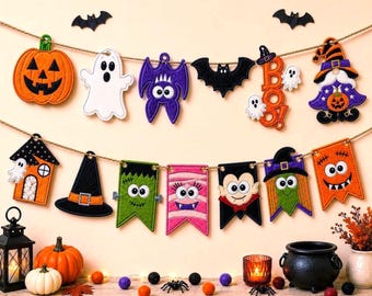 Pode incluir: Uma guirlanda de Halloween com duas fileiras de ornamentos de feltro pendurados em um cordão. A fileira superior inclui uma abóbora, um fantasma, um morcego roxo, um preto, a palavra BOO e um gnomo. A fileira inferior mostra uma casa, um chapéu de bruxa, Frankenstein, uma múmia, um vampiro, uma bruxa e uma bandeira laranja.