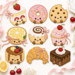 Puede incluir: Una colección de nueve parches bordados con diversos alimentos, incluyendo un pastel de fresa, una dona glaseada rosa, una galleta con chispas de chocolate, una tarta de limón, un rollo de canela, un cupcake, panqueques, un croissant y un pastel de chocolate.