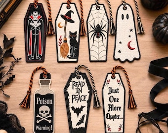 Pode incluir: Sete marcadores de página bordados com temas de Halloween: um vampiro, um gato com vassoura, uma teia de aranha, um fantasma, um frasco de veneno com caveira, um caixão com o texto Read In Peace e um caixão com o texto Just One More Chapter.