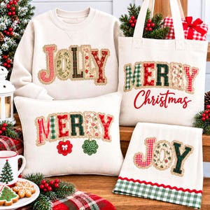 Könnte beinhalten: Ein cremefarbenes Sweatshirt mit dem Wort JOLLY in karierten und floralen Buchstaben, eine Tragetasche mit MERRY Christmas in karierten und floralen Buchstaben, ein Kissen mit MERRY in karierten Buchstaben und ein Tuch mit JOY in karierten Buchstaben.