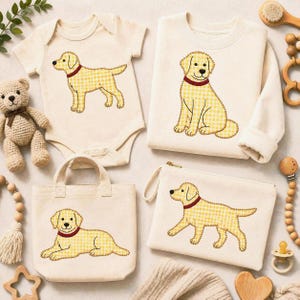 Könnte beinhalten: Eine Kollektion cremefarbener Stoffartikel mit einem gelben Vichy-Karo-Hundemuster und rotem Halsband. Das Set besteht aus einem kurzärmeligen Body, einem langärmeligen Sweatshirt, einer kleinen Tragetasche und einer Reißverschlusstasche.