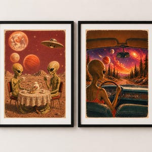 Könnte beinhalten: Zwei gerahmte Kunstdrucke mit außerirdischen Motiven. Der linke Druck zeigt zwei Aliens, die auf einem felsigen Planeten Tee trinken, mit einem UFO und Planeten am Himmel. Der rechte Druck zeigt ein Alien, das ein Auto durch einen Wald fährt.