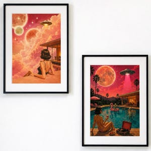 Könnte beinhalten: Zwei gerahmte Kunstdrucke mit surrealen Motiven. Der linke Druck zeigt eine Person, die in einen roten Himmel mit Planeten und einem UFO blickt. Der rechte Druck zeigt eine Person am Pool mit einem rosa Flamingo-Schwimmtier und einem UFO.