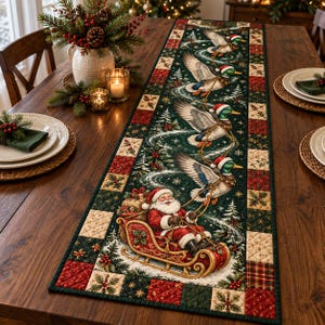 Può includere: Un runner da tavola trapuntato rettangolare con un pannello centrale verde scuro raffigurante Babbo Natale su una slitta rossa trainata da quattro germani reali con cappelli natalizi, bordato da quadrati patchwork rossi, verdi e crema.