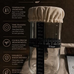 Peut inclure: Un bocal de fermentation en verre transparent &agrave; large ouverture, surmont&eacute; d'une housse en tissu beige. Une bande de temp&eacute;rature verticale noire et une bande de suivi temporel horizontale noire sont fix&eacute;es au verre. Texte OUR JAR.