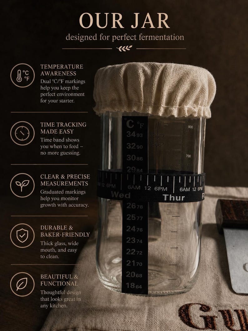 Peut inclure: Un bocal de fermentation en verre transparent &agrave; large ouverture, surmont&eacute; d'une housse en tissu beige. Une bande de temp&eacute;rature verticale noire et une bande de suivi temporel horizontale noire sont fix&eacute;es au verre. Texte OUR JAR.