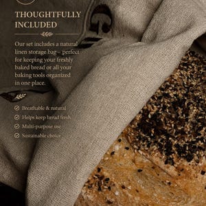Peut inclure: Un sac de rangement en lin beige naturel recouvrant partiellement une miche de pain ronde garnie de graines de s&eacute;same. Le sac pr&eacute;sente du texte imprim&eacute;, notamment THOUGHTFULLY INCLUDED, Our set includes a natural linen storage bag et une liste.