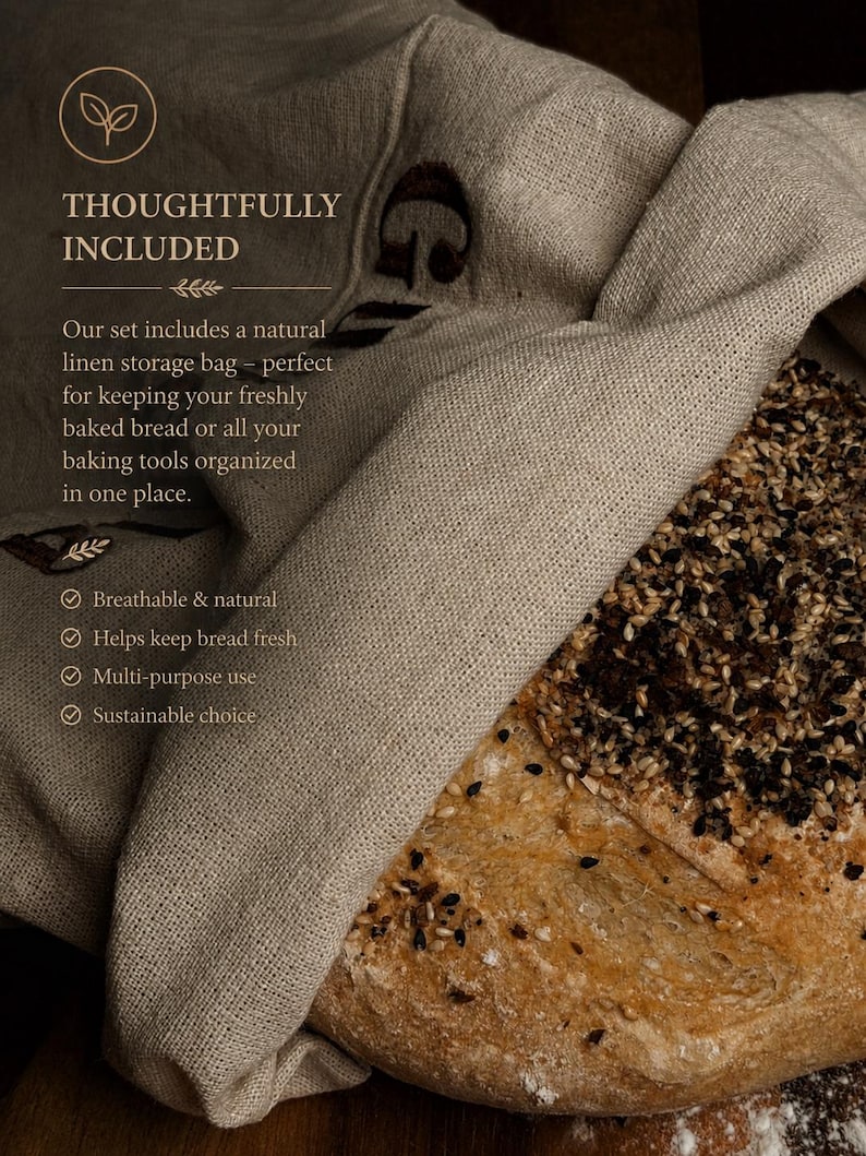 Peut inclure: Un sac de rangement en lin beige naturel recouvrant partiellement une miche de pain ronde garnie de graines de s&eacute;same. Le sac pr&eacute;sente du texte imprim&eacute;, notamment THOUGHTFULLY INCLUDED, Our set includes a natural linen storage bag et une liste.