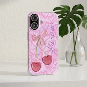 Op de afbeelding: Roze telefoonhoesje met een hartenpatroon en een strik. De hoes heeft kersen en de naam "Luciana" in een sierlijk lettertype. Ontworpen voor een smartphone.