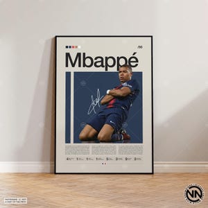 Puede incluir: Un póster vertical que presenta una fotografía de Kylian Mbappé con uniforme de fútbol azul oscuro, arrodillado con los brazos cruzados. El diseño incluye el nombre Mbappé en letras negras grandes, una firma blanca y bloques de texto con estadísticas.
