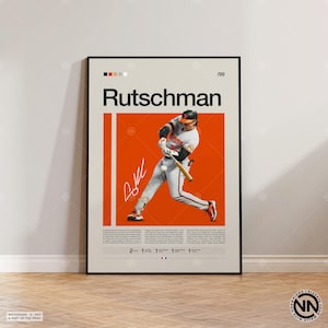 Op de afbeelding: Een verticale poster met een honkbalspeler in een wit en oranje uniform die een knuppel zwaait tegen een effen oranje achtergrond. De naam Rutschman staat in grote zwarte letters bovenaan, met een witte handtekening en gedetailleerde tekst.