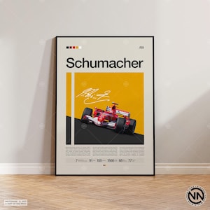 Könnte beinhalten: Ein vertikales Poster mit einem roten Formel-1-Rennwagen auf gelbem Hintergrund. Der Text Schumacher ist oben in Schwarz gedruckt. Eine weiße Unterschrift befindet sich mittig über dem Auto. Statistiken und Text stehen unten auf dem Druck.