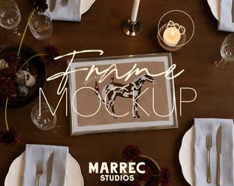 Maqueta de Photoshop con marco DIN A cromado plateado en escena de cena / Plantilla PSD de arte de pared con relación de aspecto A4 para celebración de interiores