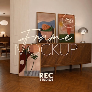 Könnte beinhalten: Drei rechteckige Holzrahmen mit abstrakten Kunstdrucken, die auf und neben einem Sideboard aus dunklem Holz stehen. Die Drucke zeigen bunte Formen, Palmen und eine Vase. Der Text "Frame MOCKUP" und "REC STUDIOS" ist über das Bild gelegt.
