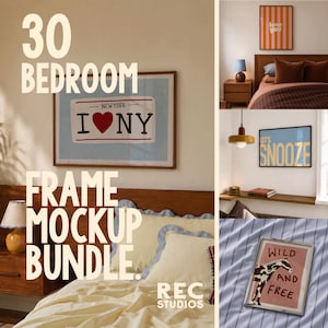 Könnte beinhalten: Ein digitales Paket mit 30 Schlafzimmer-Rahmen-Mockups, die verschiedene Innenräume mit Wandkunst zeigen. Die Bilder präsentieren gerahmte Poster mit Texten wie I Love NY, Let's Snooze und Wild and Free in stilvoll eingerichteten Schlafzimmern.