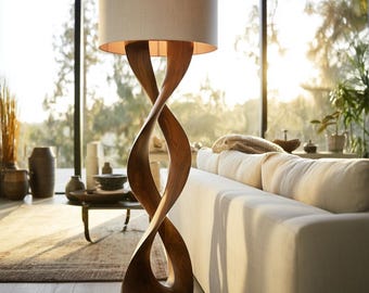 Lampada da terra scultorea in legno, moderna e organica, con base in legno ritorto e paralume in lino. Illuminazione artistica per l'arredamento del soggiorno.