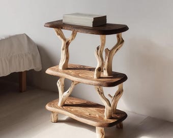Tavolino laterale in legno massello, tavolino d'appoggio rustico con base in ramo, tavolino decorativo in legno naturale fatto a mano, mobili organici