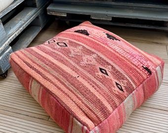 Bellissimo e autentico cuscino da seduta berbero marocchino in stile boho chic.