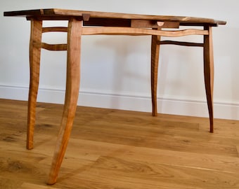 Escritorio de cerezo y nogal