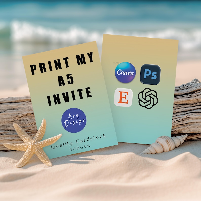 Pode incluir: Dois cart&otilde;es de convite A5 com um fundo gradiente amarelo e verde-azulado. Um cart&atilde;o diz "PRINT MY A5 INVITE" com "Any Design" em um c&iacute;rculo azul. O outro cart&atilde;o exibe os logotipos Canva, Photoshop e outros. Uma estrela do mar e uma concha est&atilde;o na areia.
