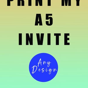 Pode incluir: An&uacute;ncio de convites A5 com o texto "PRINT MY A5 INVITE" em preto. Um c&iacute;rculo azul com "Any Design" est&aacute; abaixo. A parte inferior diz "Quality Cardstock 300GSM". O fundo &eacute; um gradiente de amarelo e verde.