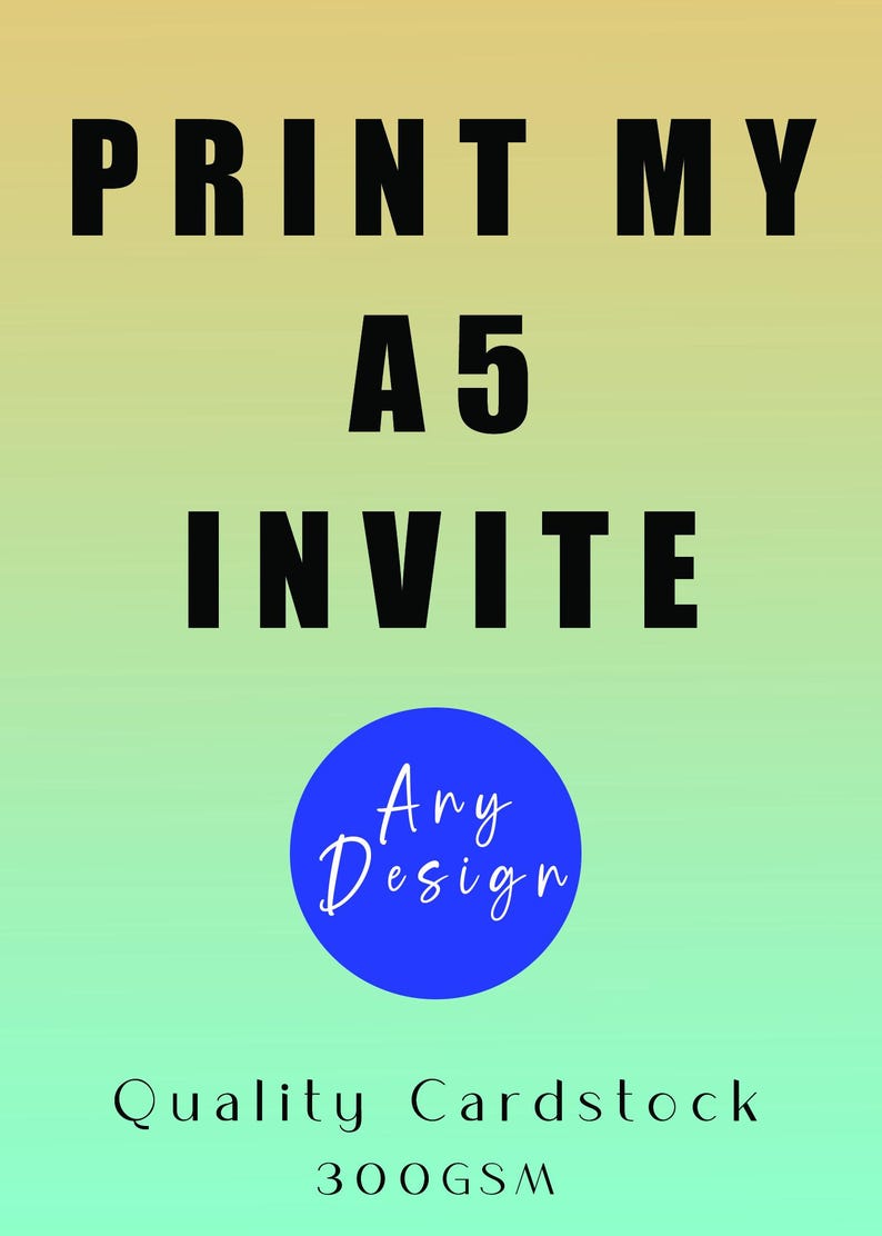 Pode incluir: An&uacute;ncio de convites A5 com o texto "PRINT MY A5 INVITE" em preto. Um c&iacute;rculo azul com "Any Design" est&aacute; abaixo. A parte inferior diz "Quality Cardstock 300GSM". O fundo &eacute; um gradiente de amarelo e verde.