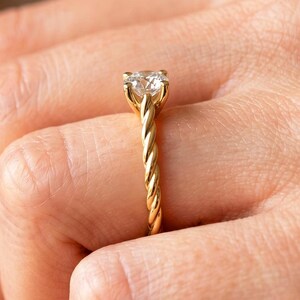 Förlovningsring i massivt 14k gult guld med tvinnat rep, 1 karat rund diamantring, flätad vigselring med labodrodd diamant