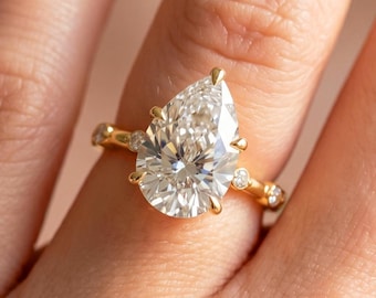Anillo de compromiso con diamante en forma de pera de 3 quilates en oro amarillo de 14k. Delicado anillo de boda inspirado en la naturaleza.