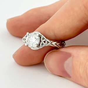 1 karat rund keltisk förlovningsring med labbodlad diamant, 14k vitguld, flätad vigselring med reptriquetra